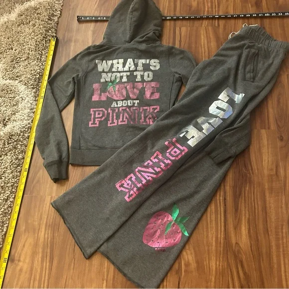 🍓🍓Adorable Y2K Victoria’s Secret Pink Strawberry set Hoodie sweat pants - Picture 3 of 16